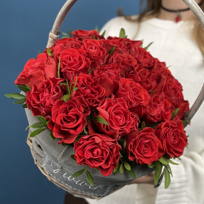 25 алых Роз Эль Торо в корзине